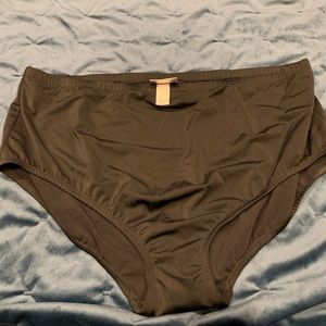 Avenue NWOT black swim shorts size 28